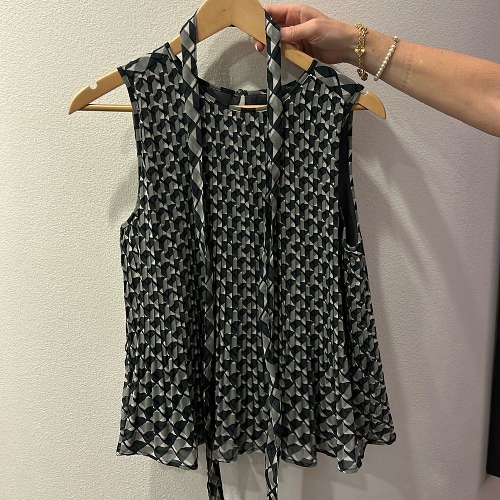 Banana Republic Sleveless blouse